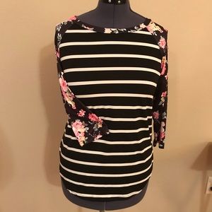 Scoop neck 3/4 sleeve tee.